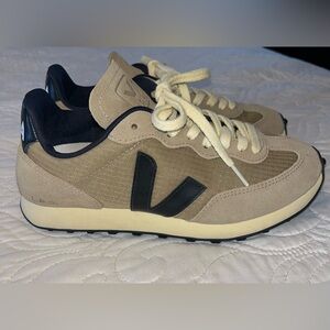 Rarely Worn Veja Women’s V-10 Casual Street Sneaker in Beige/Black Size 7